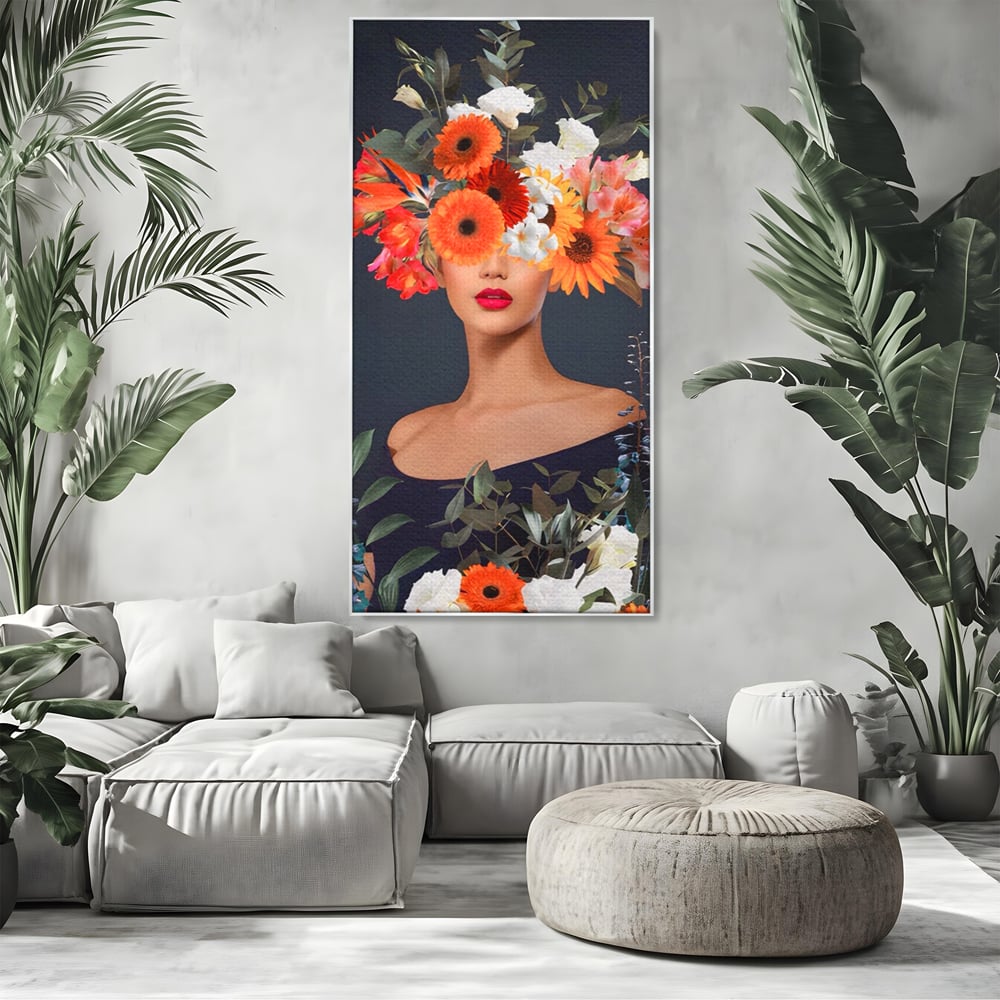 Tablou canvas cu tablou portret femeie cu flori, in rama de aluminiu argintiu, pe perete intr-un living